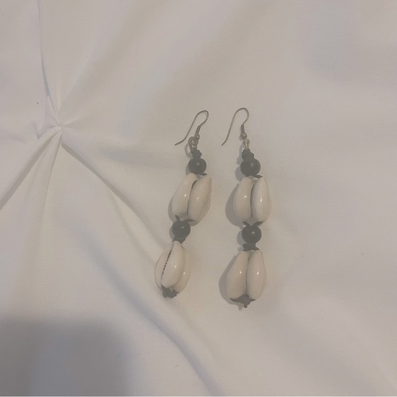 Cowrie Shell Earrings Cream Black - Picture 4 of 4